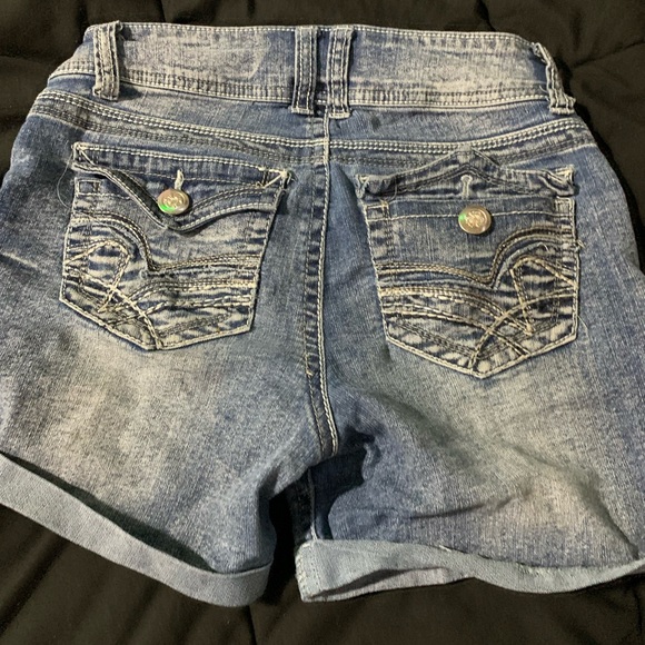 No Boundaries Distressed Blue Jean Shorts - Picture 6 of 6